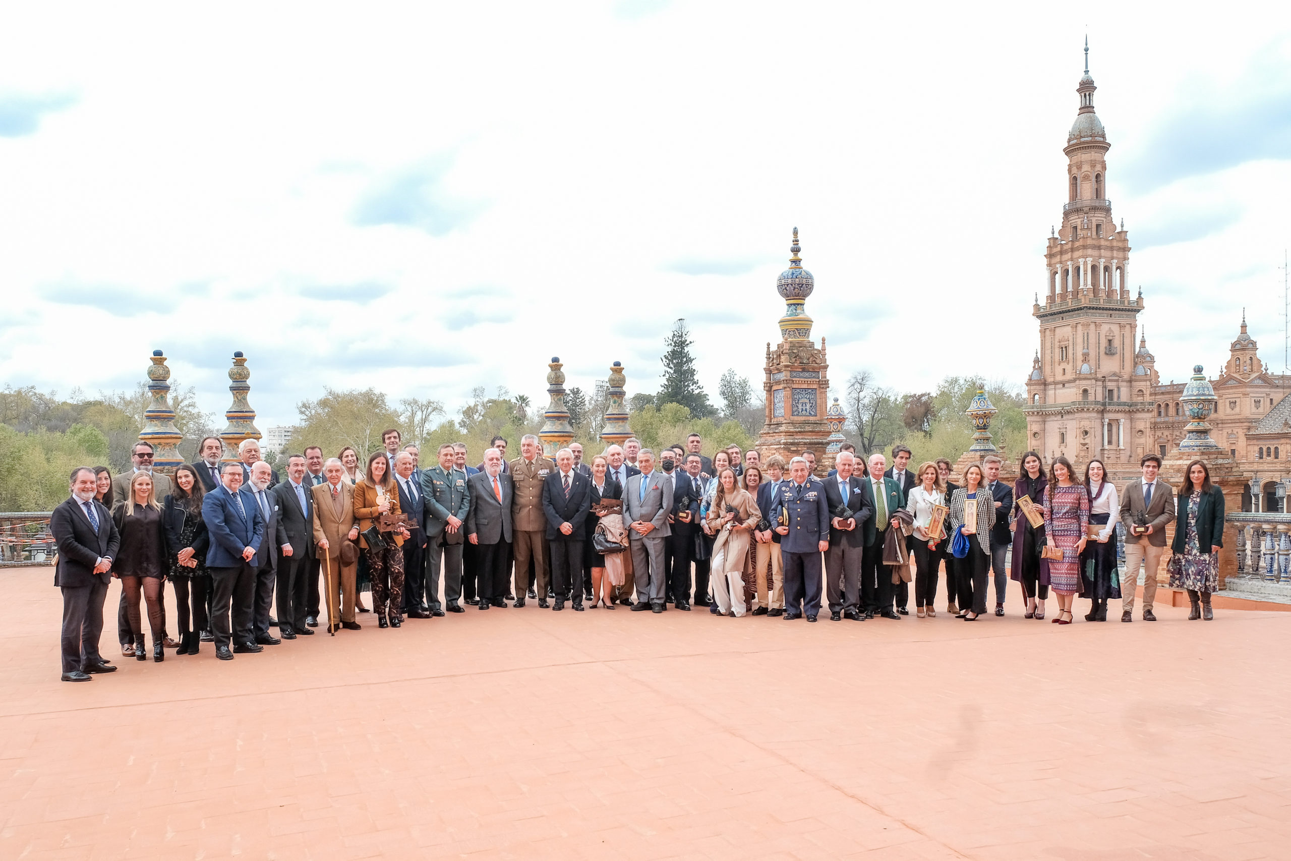 Foto de familia con el fondo de la Plaza de España de Sevilla donde se encuentran todas las autoridades, patrocinadores y premiados en esta XXXV edición
