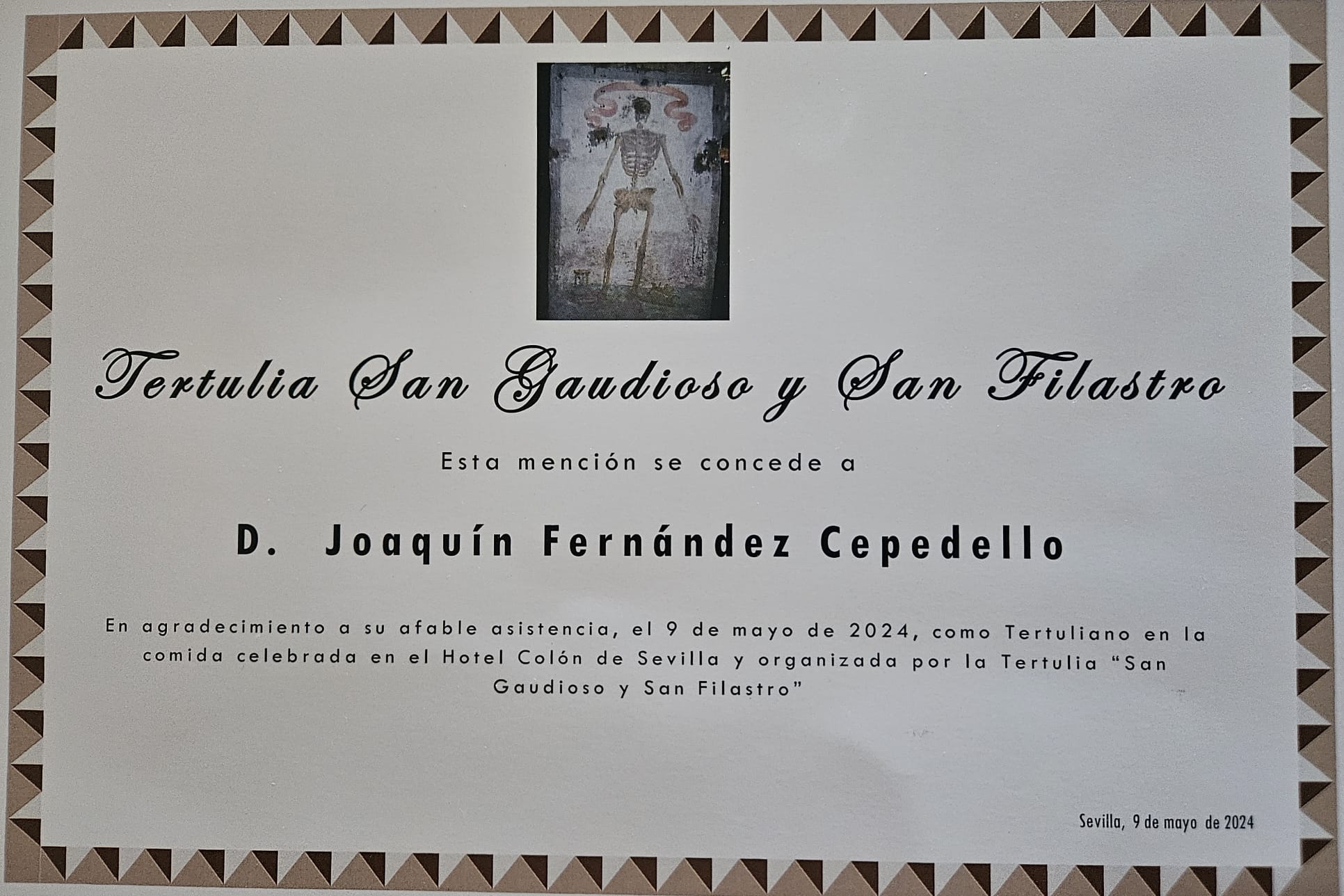 Diploma entregado al invitado Joaquín Fernández Cepedello por parte de la Tertulia San Gaudioso y San Filastro