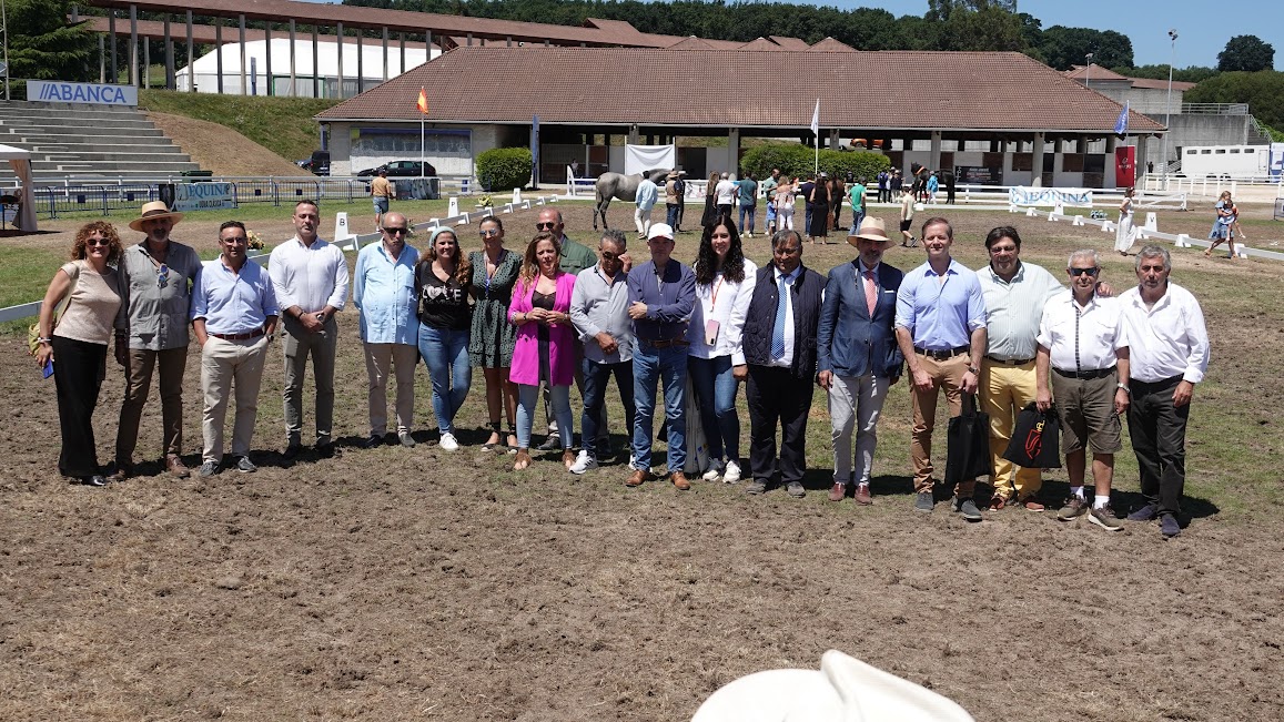 Foto de familia de componentes y directivos de ACCEGA con invitados a esta IX Edición